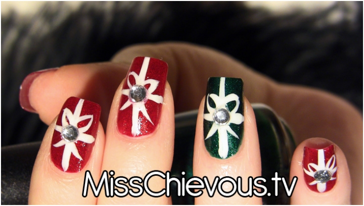 Holiday-Giftwrap-Nail-art-tutorial