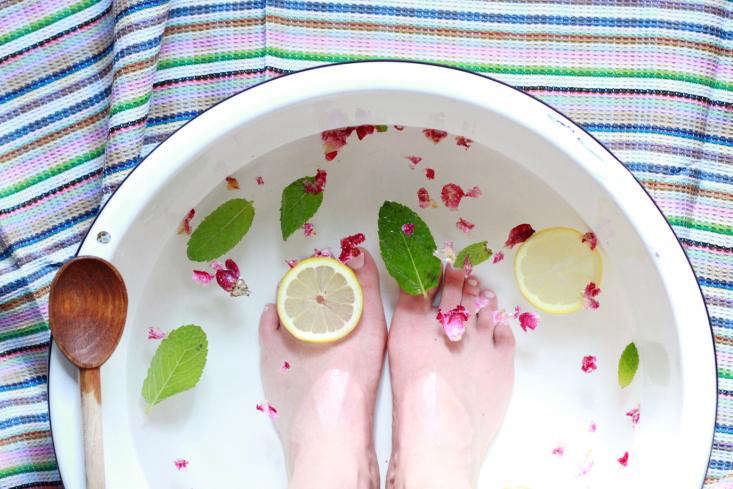 herbal-foot-soak-with-feet-and-spoon