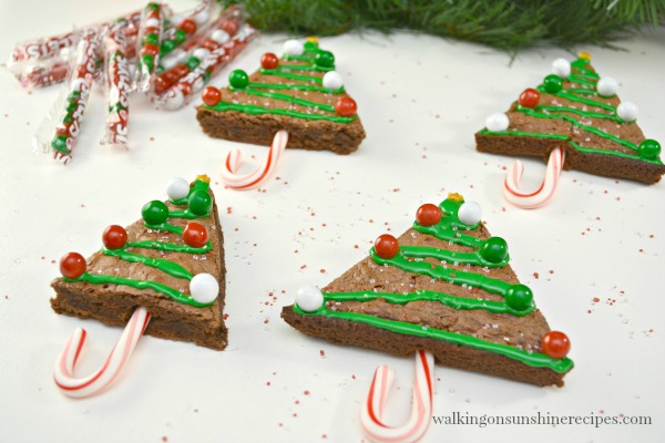 DecoratetheChristmasTreeBrownieswithredandgreencandiesfromWalkingonSunshineRecipes