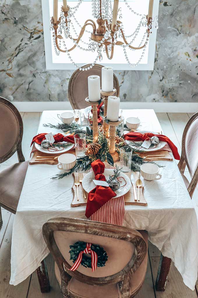 Easy-Christmas-Table-Setting-with-Red