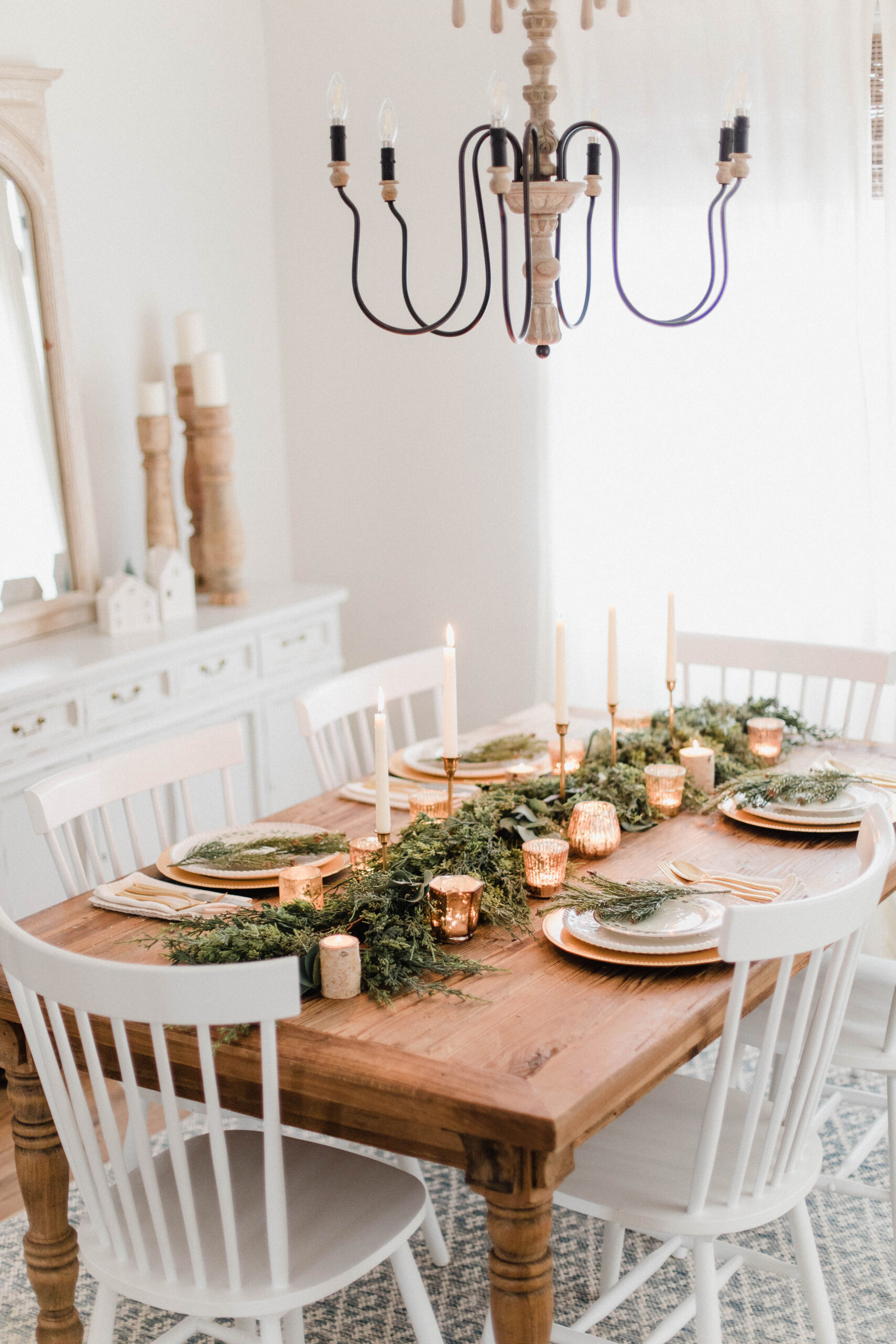 White-and-Gold-Christmas-Tablescape-scaled