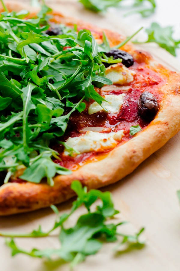 spicy-red-pepper-goat-cheese-and-arugula-pizza