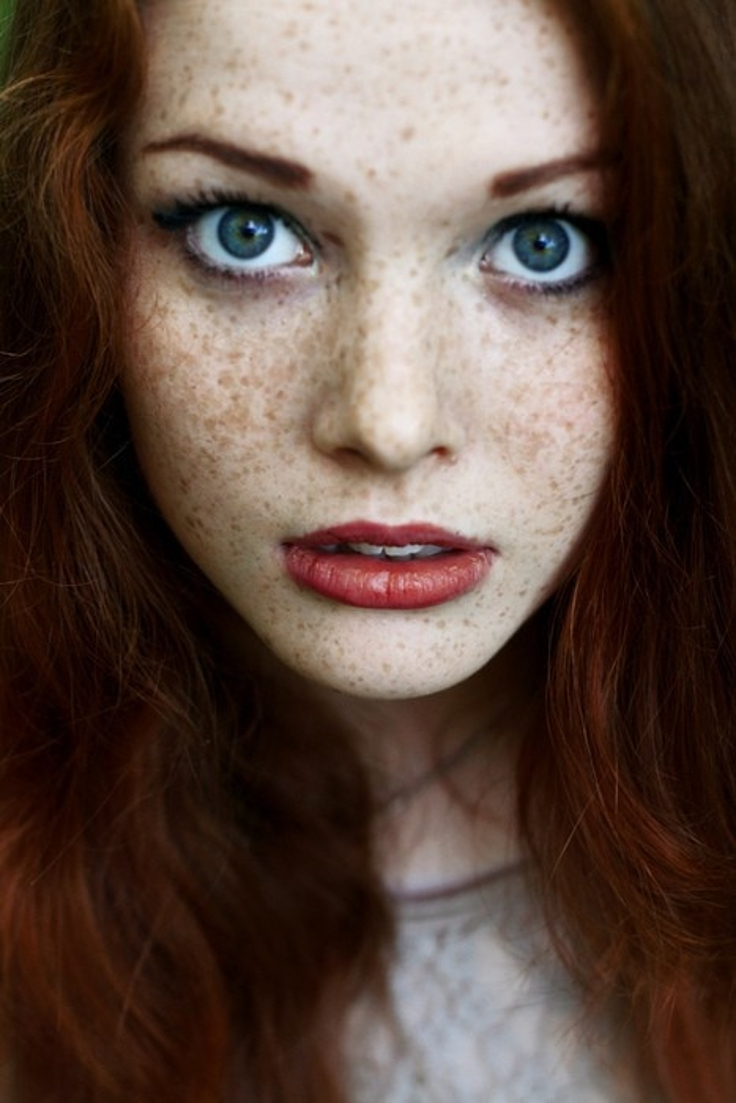 Fiery in Red | Photos That Prove Women With Freckles Are Beautiful