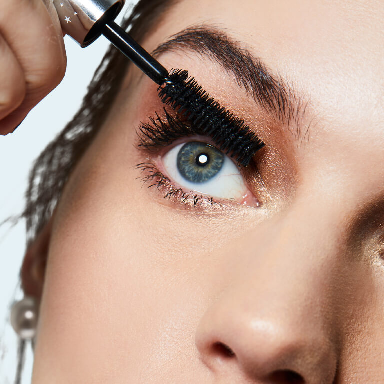 apply-mascara-from-the-root-to-tips-