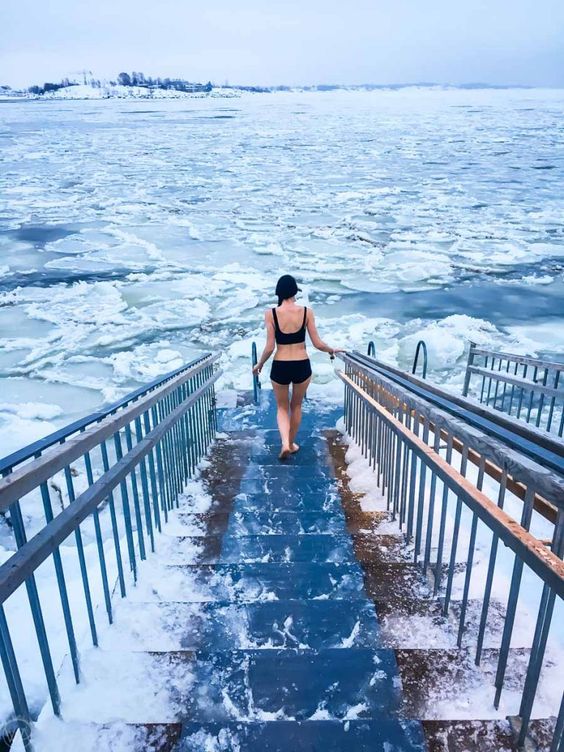 ice-swimming-finland
