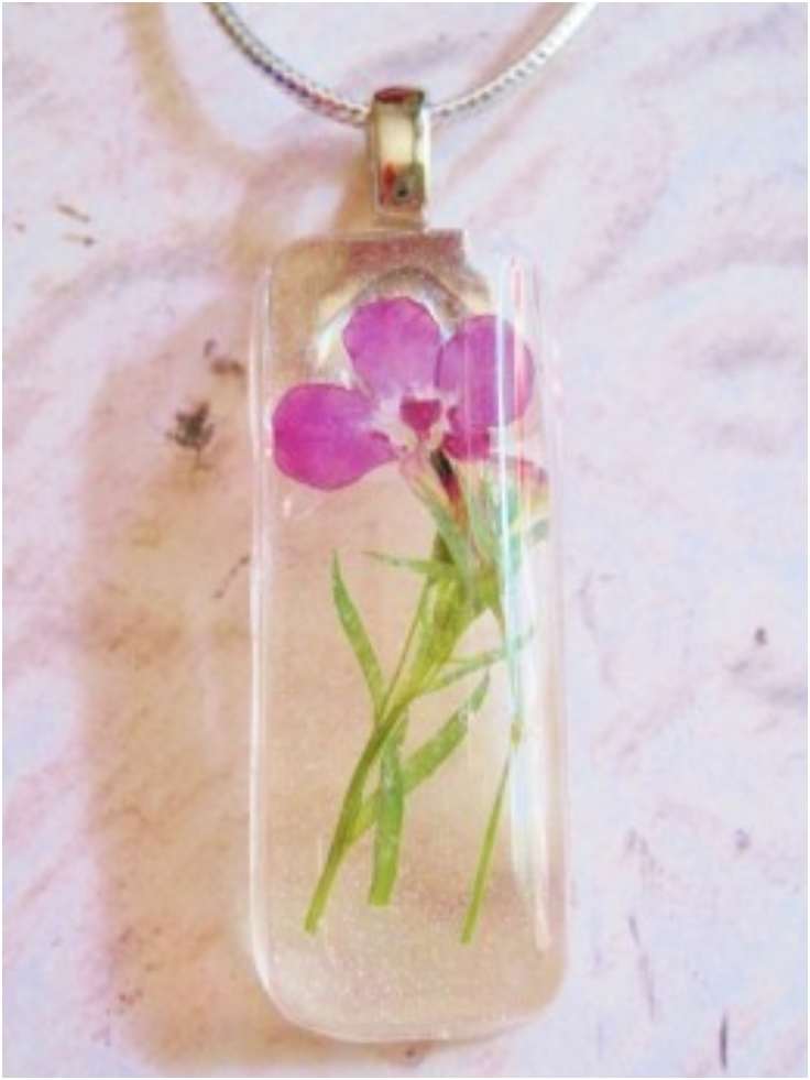 Botanical-Jewelry-and-Bookmarks-with-Pressed-Flowers-and-Resin