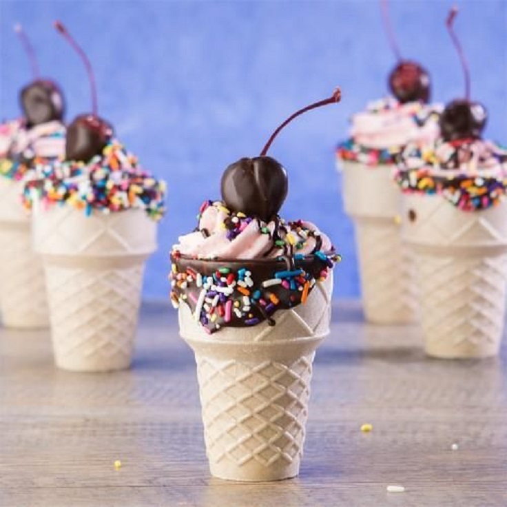 Chocolate-Banana-Split-Cone-Cupcakes