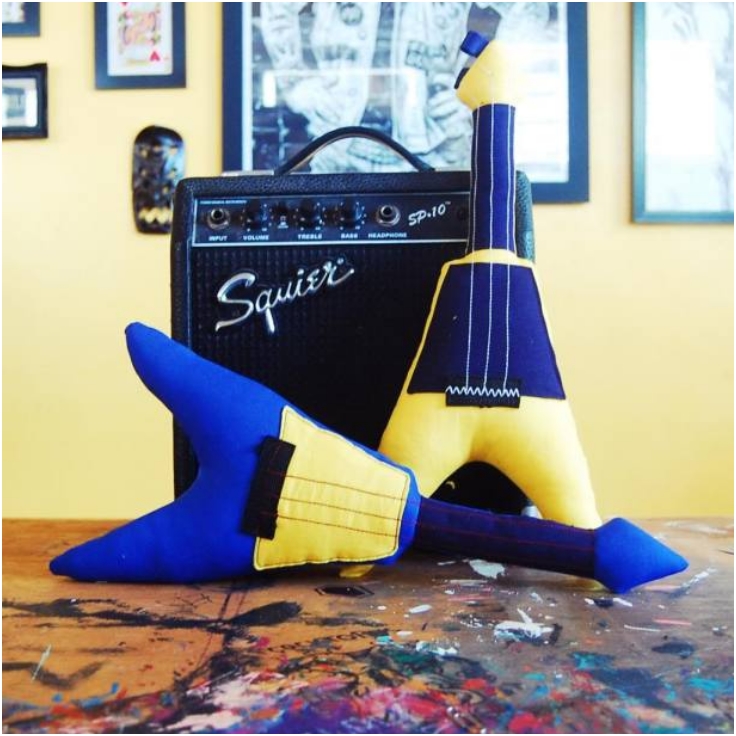 DIY-flying-v-guitar-plushie