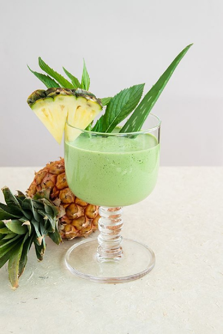 De-Bloat-Smoothie-with-Spinach-Mint-and-Pineapple