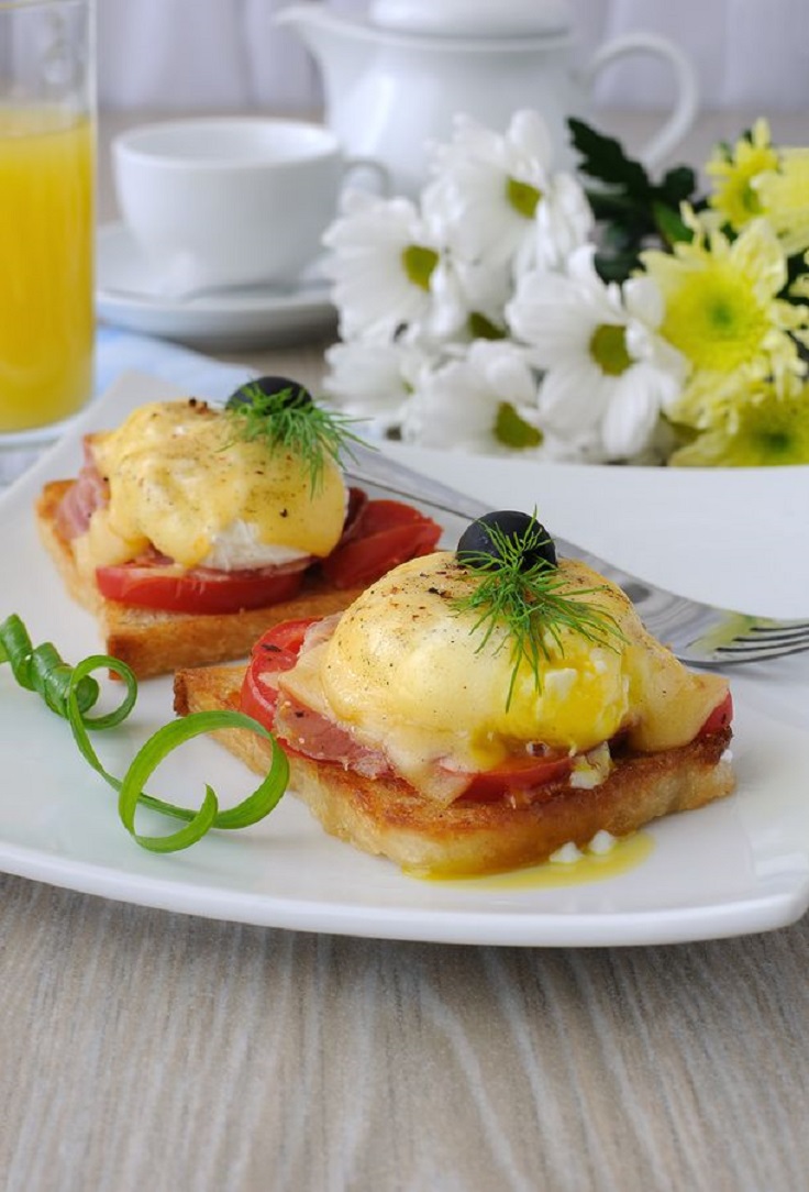 Eggs-Benedict-with-Ham-and-Tomato