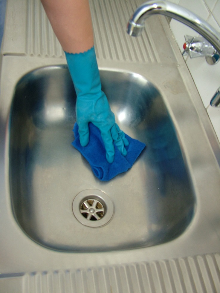 Polish-the-Sink-with-a-Soft-Clot