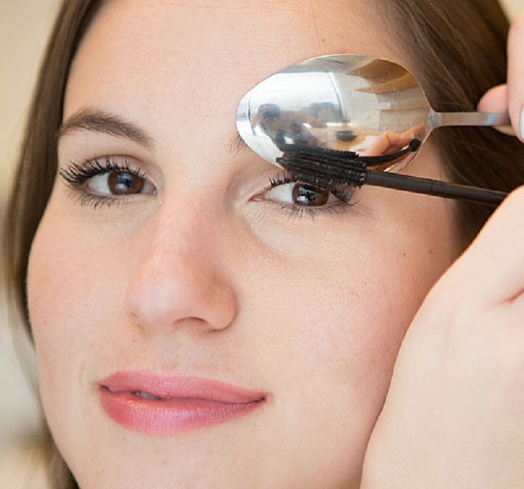 Use-the-spoon-to-avoid-mascara-marks-on-your-upper-eye-lid
