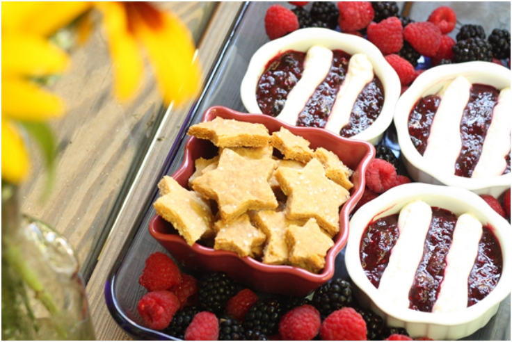 Stars-Stripes-Sweet-Dip-with-Shortbread
