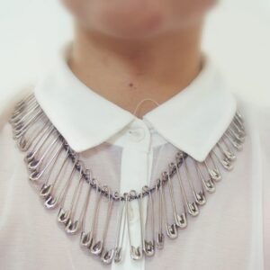 5-minute-diy-necklace-from-safety-pins-300x300