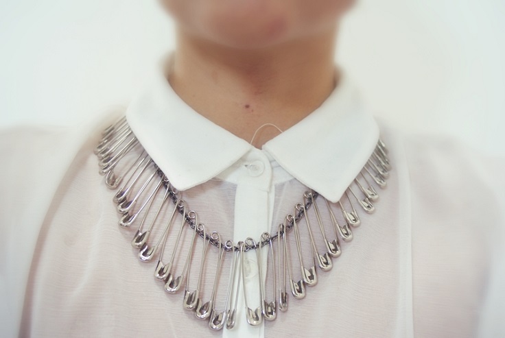 5-minute-diy-necklace-from-safety-pins