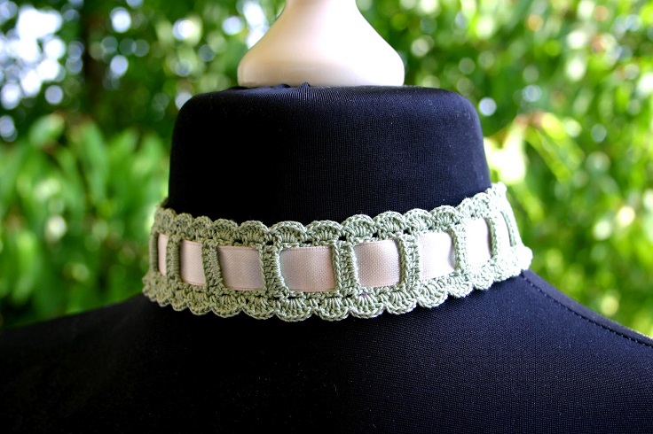 easy-choker-or-headband-Crochet-and-ribbon