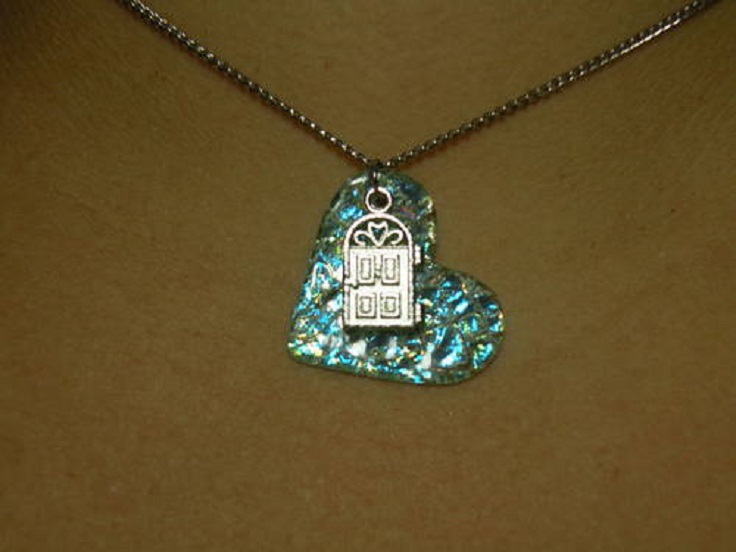 heart-with-door-inside-necklace-diy-old-cd