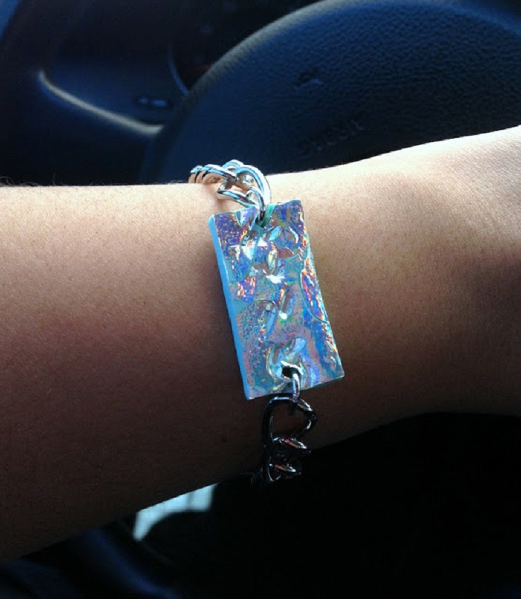 hologramic-necklace-and-bracelet-from-old-cd-diy