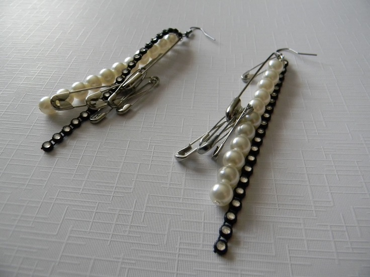 safety-pins-earrings