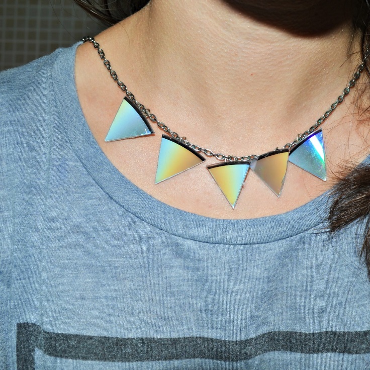 triangle-statement-necklace-out-of-old-cd-diy