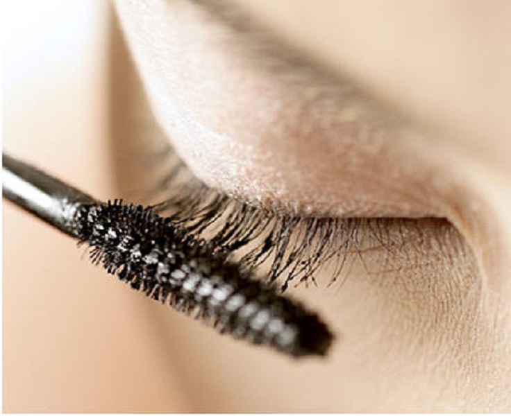 apply-first-coat-of-mascara