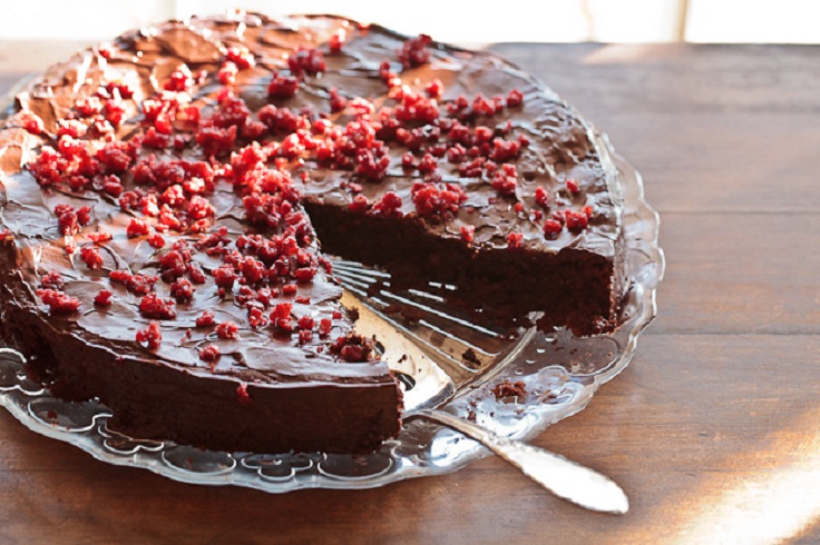 flourless-chocolate-cake-with-cranberries