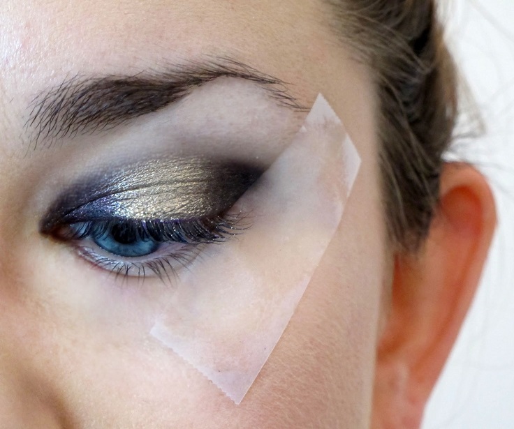 scotch-tape-for-tidy-eyeshadow