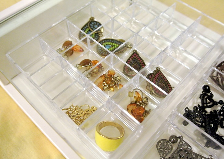 plastic-tray-for-rings-and-earrings