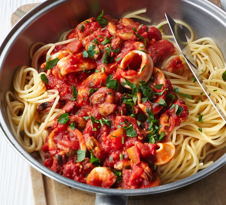 easiest-dinner-recipes-spaghetti-smoky-tomato-seafood-sauce