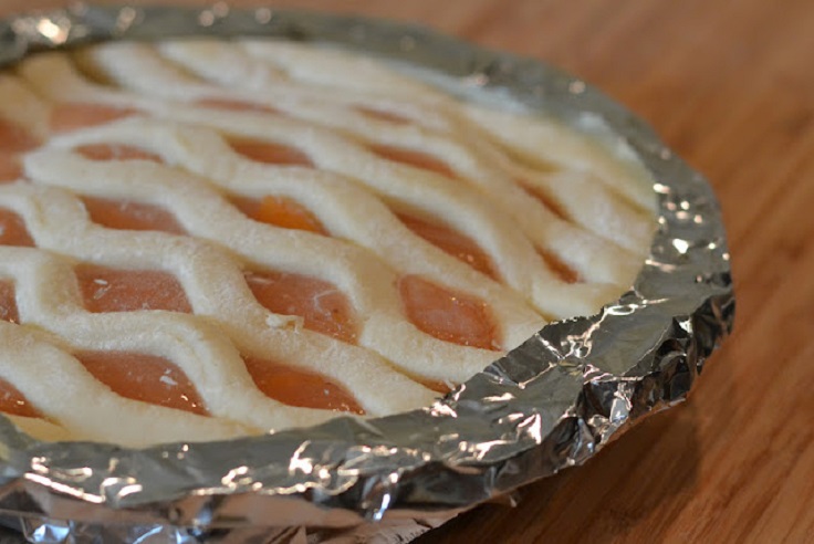 Cover-the-Edges-of-a-Pie-Crust-with-Tinfoil