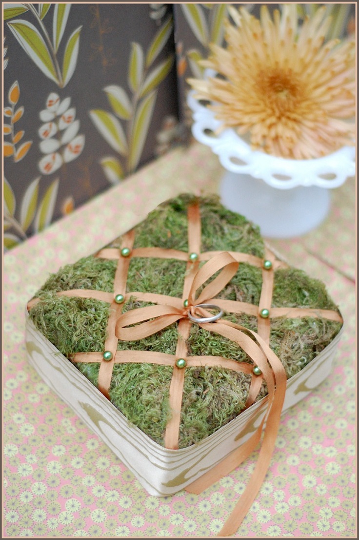 Tufted-Moss-ring-Pillow