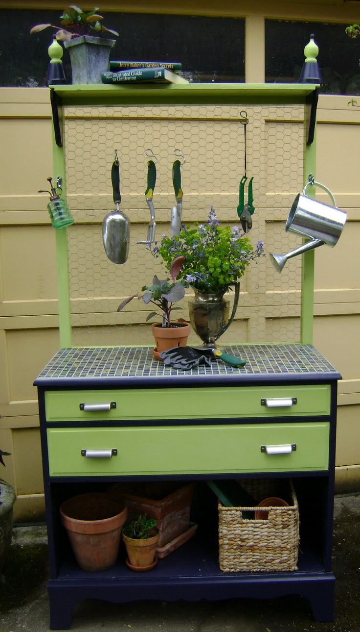 Lovely-garden-potting-bench