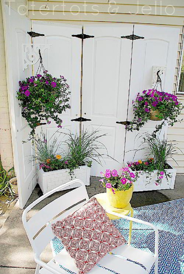 Outdoor-Privacy-Screen-from-Old-Closet-Doors