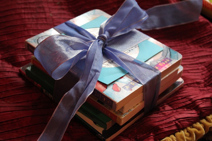 books-with-ribbon