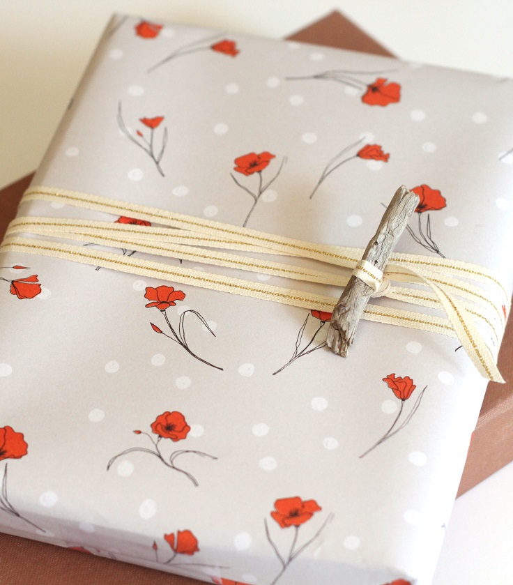 Wood-Toggle-Gift-Wrap