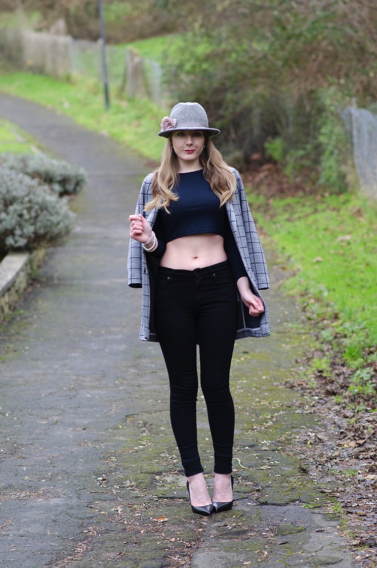 lorna-burford-cropped-top-sexy-blogger-outfit