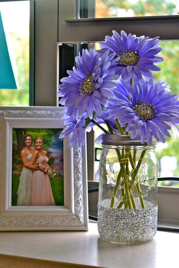 Sparkly-mason-jars-and-glittery-flowers