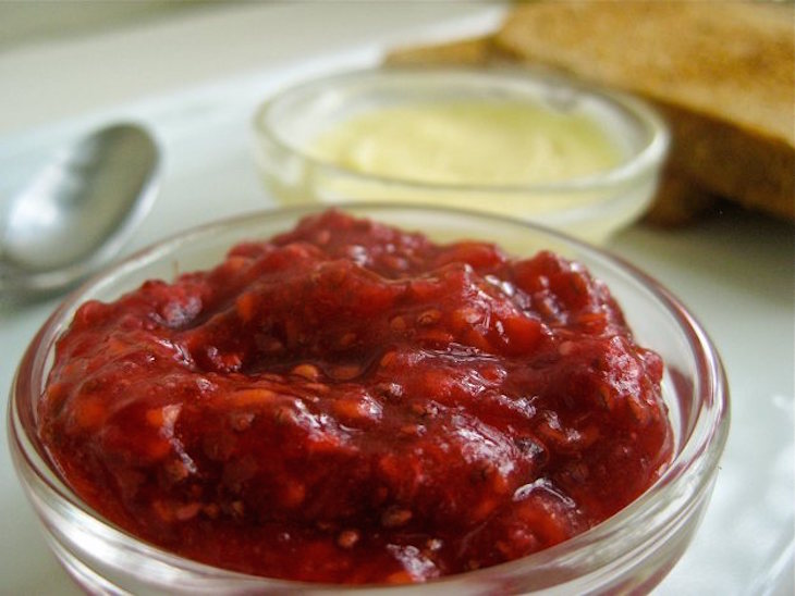 topRaw_Vegan_Sugar_Free_Raspberry_Jam_625_469_84auto_s_c1