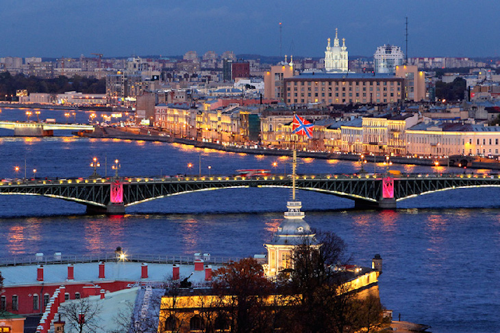 topnight-illumination-of-the-neva-river-bridges-in-st-petersburg