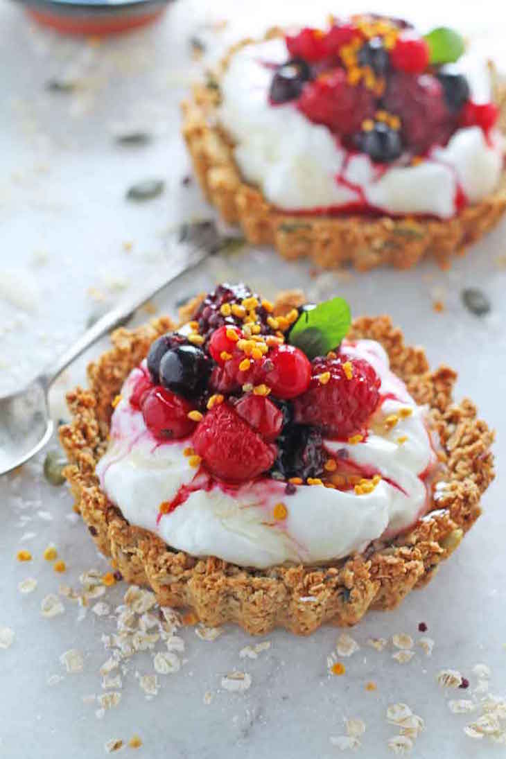 topGranola-Crust-Breakfast-Tarts-Yogurt-Berries_007