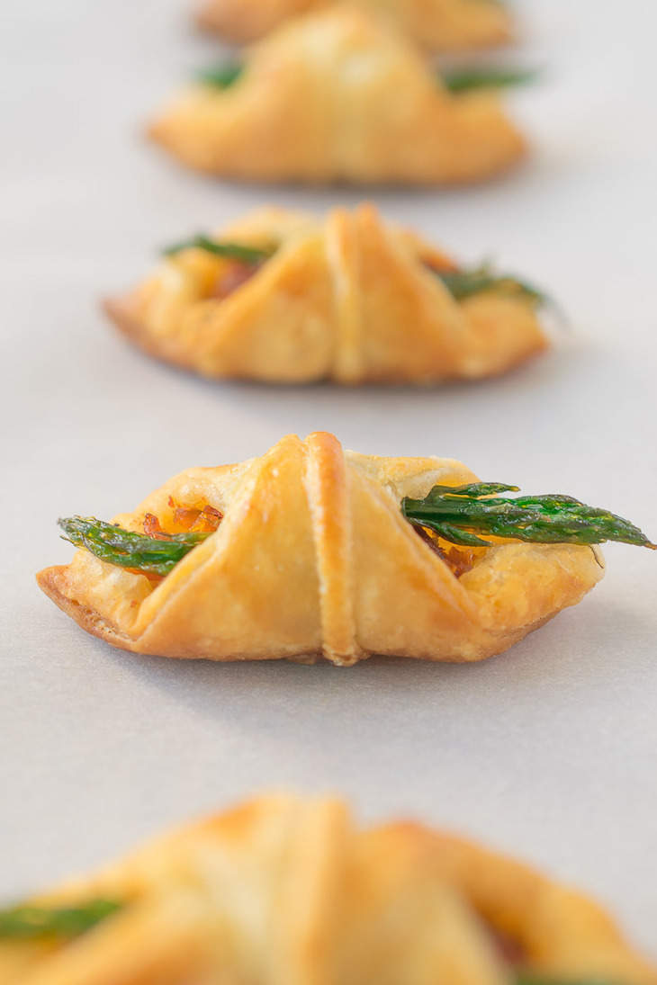 topAsparagus-sun-dried-tomato-puff-pastry-bites-13