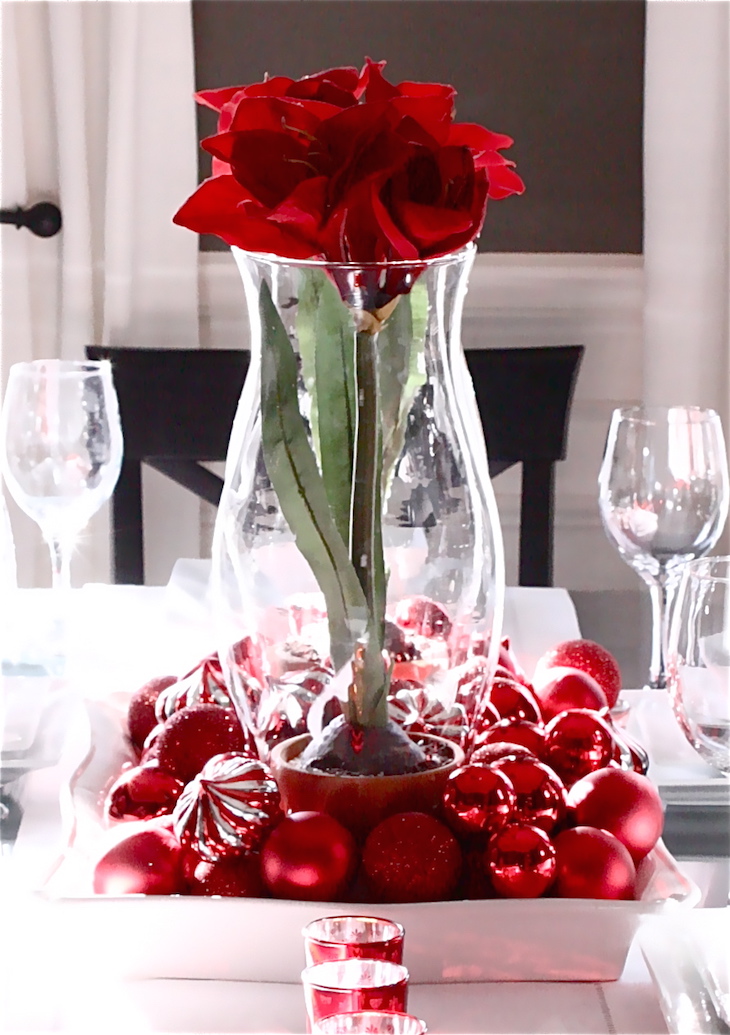 topBeutiful-Christmas-Dinner-Decoration-Ideas-with-Sparkling-Red-Christmas-Balls-Ornaments-and-Crystal-Vase-with-Red-Flowers