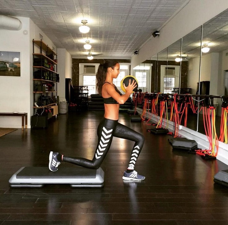 Lais-Ribeiro-Core-Exercises-with-Light-Weights