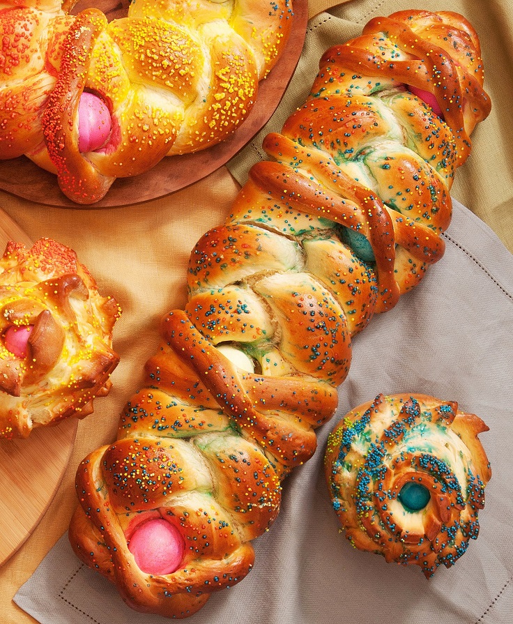 Easter-Bread-with-Colored-Eggs