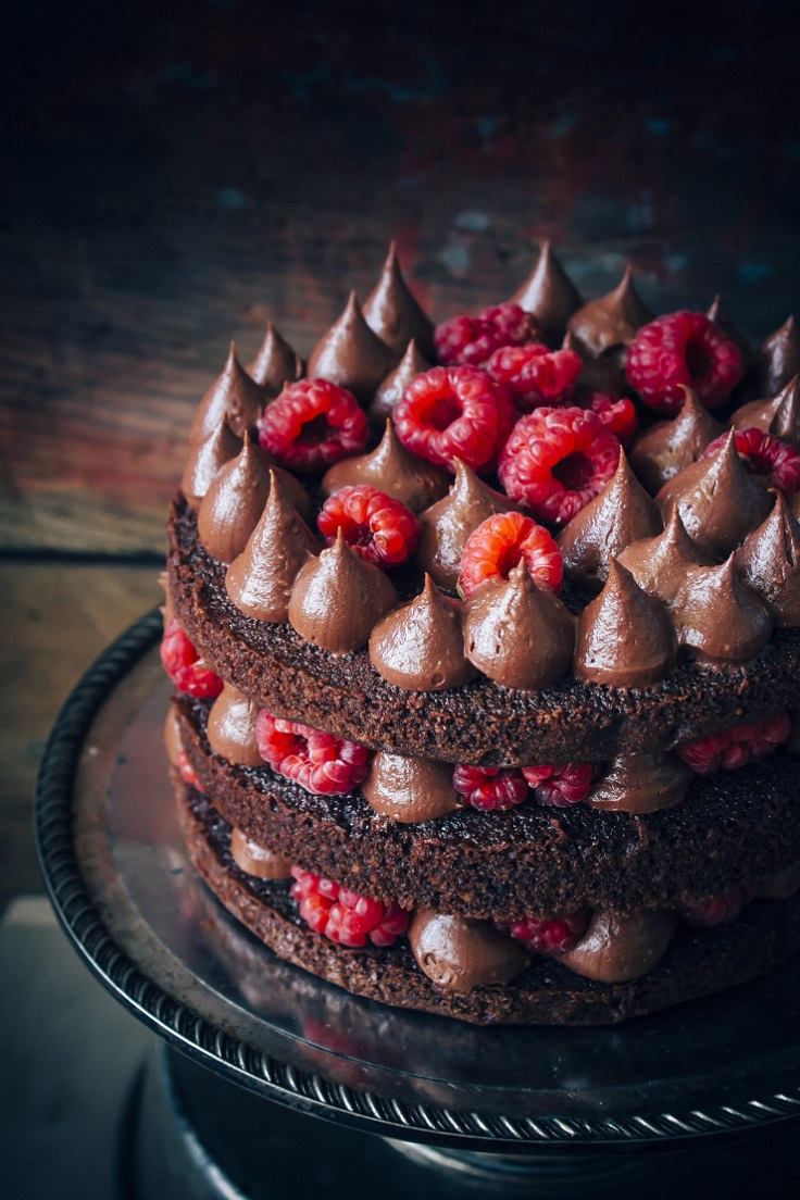 Easy-Chocolate-Cake-with-Raspberries