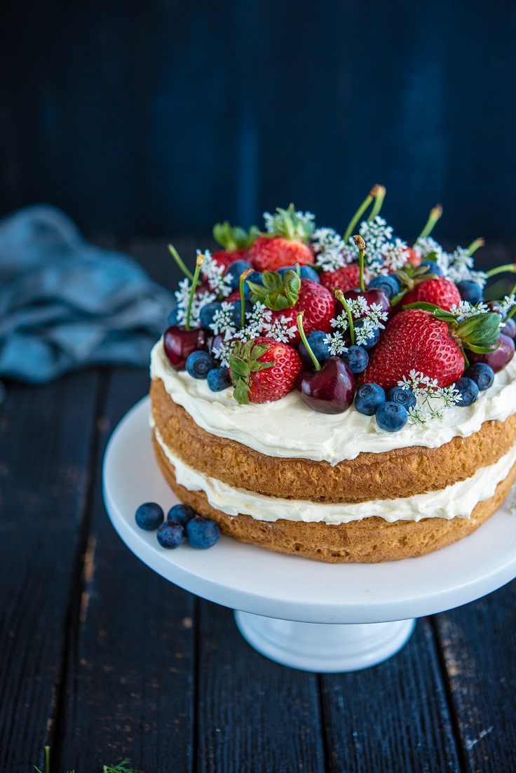 Sponge-Cake-with-Berries-and-Cherries