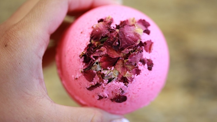 Bath-Bombs-with-Dried-Roses