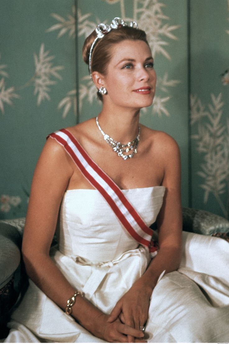 Even though Grace Kelly is no longer present, her acting, grace and beauty left a mark that will never be erased. Read below to find out more about the life of an actress turned into princess! #gracekelly #princessofmonaco