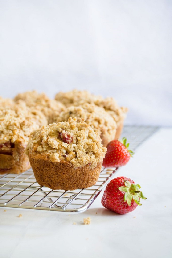 StrawberryRhubarbMuffins9