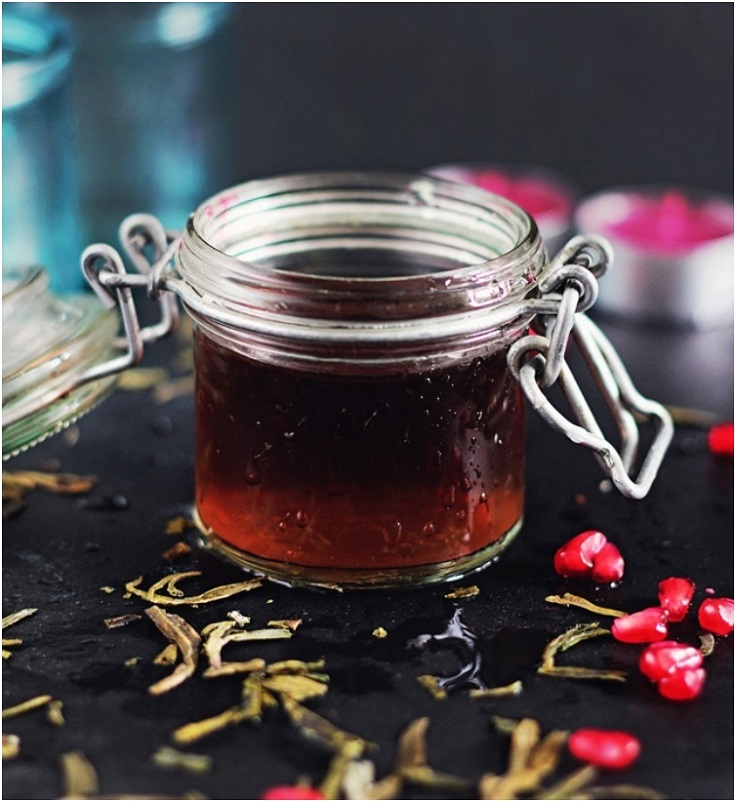 Homemade-Toner-with-Green-Tea-and-Pomegranate
